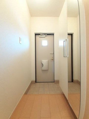 マルタニ・サニー・ハウスＤの玄関