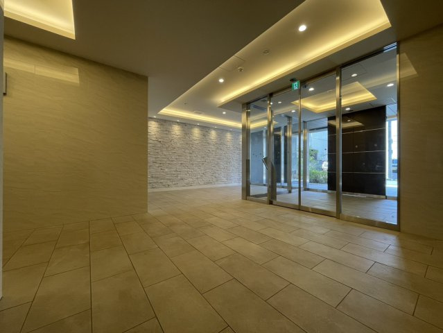 Alivis北梅田のロビー