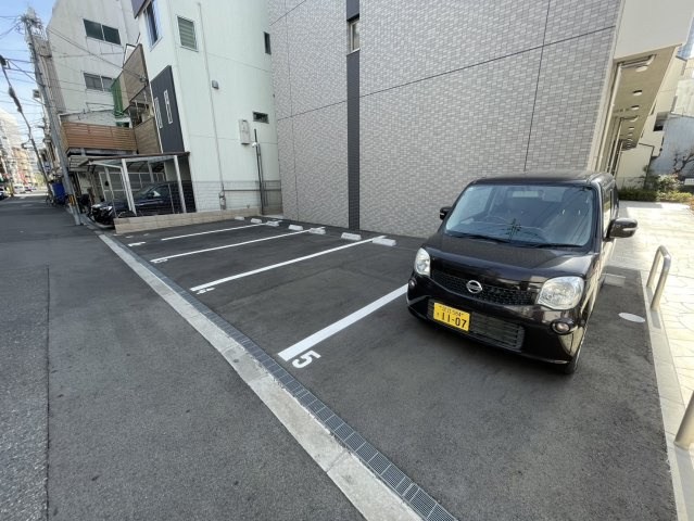 Alivis北梅田の駐車場