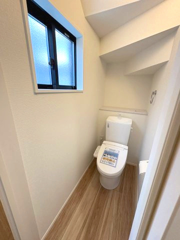 【内装】 | 福岡市西区野方2丁目4期　1号棟（全3棟）【仲介手数料無料・0円】 | 施工例。1階のトイレです。施工例は完成時と異なる場合があります。