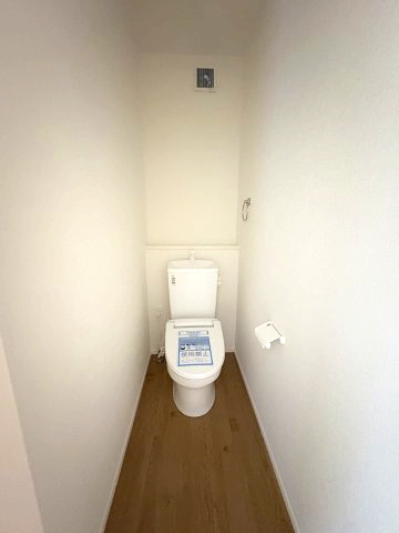 【内装】 | 福岡市西区野方2丁目4期　1号棟（全3棟）【仲介手数料無料・0円】 | 施工例。2階にもトイレです。施工例は完成時と異なる場合があります。