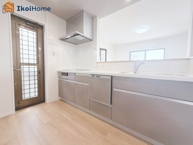 明石市魚住町錦が丘1丁目6-31のキッチン|【ホームページに現地動画掲載中】●年中無休：当日予約可●キッチン・洗面室前に勝手口ございます！