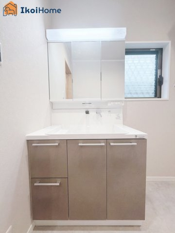 明石市魚住町錦が丘1丁目6-31の洗面所|【ホームページに現地動画掲載中】●年中無休：当日予約可●洗面台はお化粧をする時に便利な3面鏡。