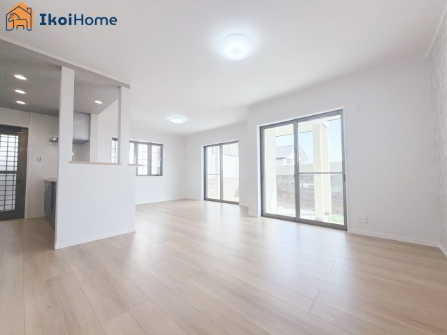 明石市魚住町錦が丘1丁目6-31の居間・リビング|【ホームページに現地動画掲載中】●年中無休：当日予約可●LDK14帖になります。2面採光で明るいです。