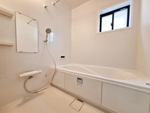 花高松2丁目1期1号棟のトイレ|窓付きのトイレで換気がしやすい環境です。明るい空間となっており清潔感のある内装です。限られたスペースを有効に活用したシンプルなデザインです。トイレットペーパーホルダーの配置も便利です。