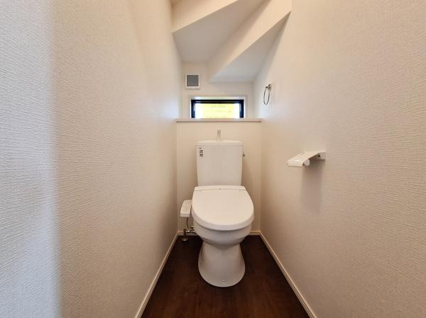 花高松2丁目1期1号棟のトイレ|清潔感のある空間に仕上がっています。ホワイト基調のデザインで明るい印象です。床材の色合いが落ち着きを演出しています。使いやすさを意識したシンプルな造りです。