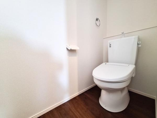 花高松2丁目1期1号棟の洋室|明るくシンプルな洋室です。大きなクローゼットが備え付けられており収納力があります。床は落ち着いた色合いで空間にやわらかさを感じさせます。窓からの自然光も入りやすい設計です。