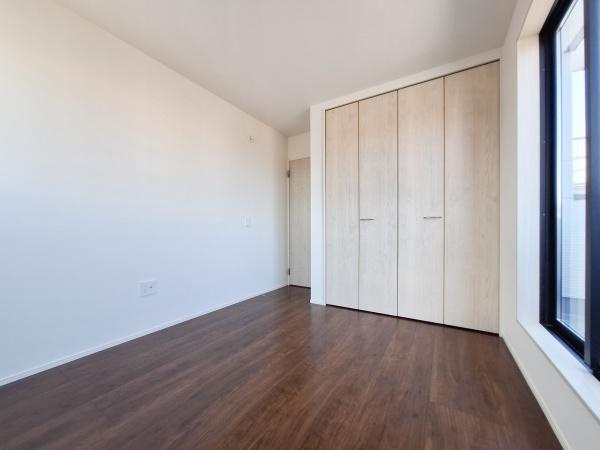 花高松2丁目1期1号棟の収納|シンプルで使いやすい収納スペースが設けられています。明るい室内に自然光が差し込みます。扉は開閉しやすい仕様となっています。床の色味が落ち着いた印象を与えます。