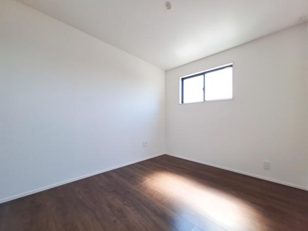 花高松2丁目1期1号棟の洋室|フローリングがきれいな洋室です。明るい日差しが差し込む空間が広がります。クローゼット付きで収納にも便利な設計です。白を基調とした壁が清潔感を演出します。