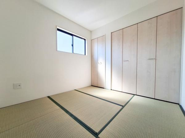 花高松2丁目1期1号棟の収納|両開き扉で開口部が広く使いやすい収納スペースです。床は木目調で落ち着いた印象です。クローゼットの内部はシンプルな棚とハンガーパイプで構成されています。白を基調とした空間が明るさを感じさせます。