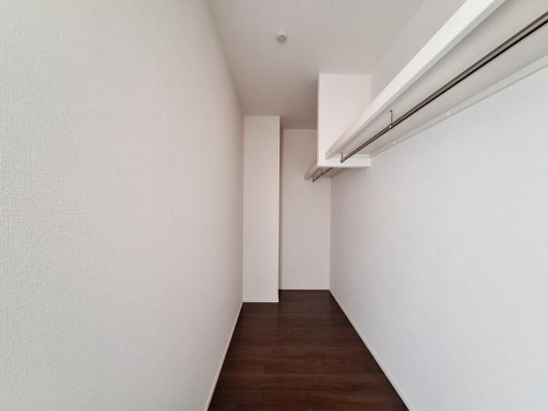 花高松2丁目1期1号棟のバルコニー|バルコニーは周囲に高い建物がなく開放感があります。十分な広さがあり使い勝手が良さそうです。シンプルな設計でお手入れもしやすい仕様です。外からの視線が気になりにくい高さです。