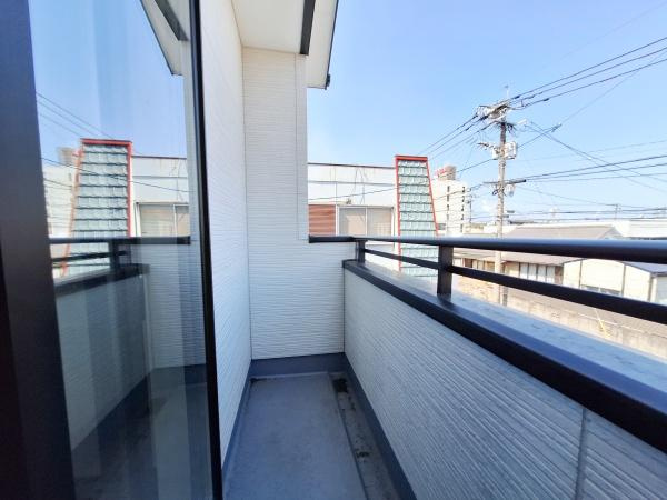 花高松2丁目1期1号棟の玄関|木目調のドアが印象的な玄関です。ゆとりのあるスペースで荷物の出し入れがしやすいです。シンプルな外観が落ち着いた雰囲気を演出しています。宅配ボックスやポストも設置されています。