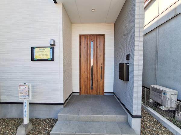 花高松2丁目1期1号棟の独立洗面台|白を基調とした洗面台が清潔感を演出しています。足元の収納スペースが実用的です。広めの鏡付きで身だしなみの際にも便利です。床は落ち着いた色合いで空間にアクセントを加えています。