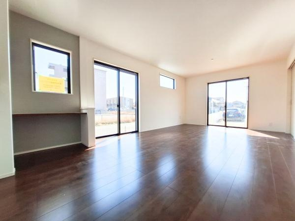 花高松2丁目1期1号棟の洋室|二面採光で明るい印象の洋室です。シンプルな内装が様々なインテリアに対応できます。床の木目調が温かみを感じさせます。広々とした空間で使い勝手が良いお部屋です。