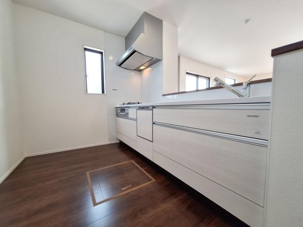 花高松2丁目1期1号棟の洋室|二面採光で明るい雰囲気の洋室です。シンプルな内装でインテリアのアレンジがしやすい空間です。フローリングの床が清潔感を演出しています。使い勝手の良い洋室となっています。