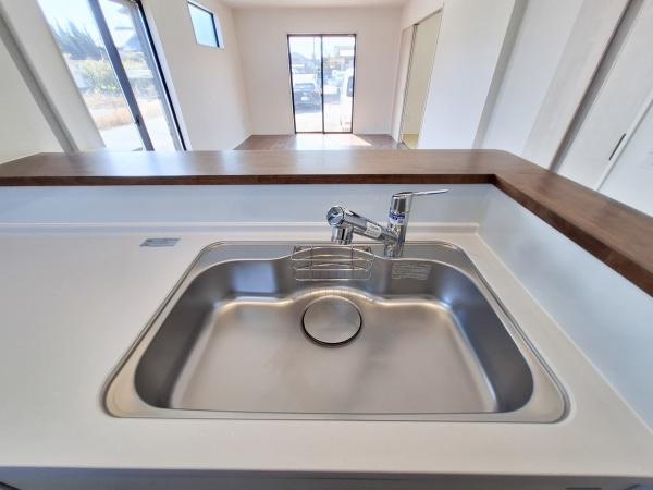 花高松2丁目1期1号棟の洋室|明るい陽射しが差し込む洋室です。白い壁とダークなフローリングの組み合わせが落ち着いた印象を演出します。シンプルな内装なのでさまざまなインテリアに対応しやすい空間です。