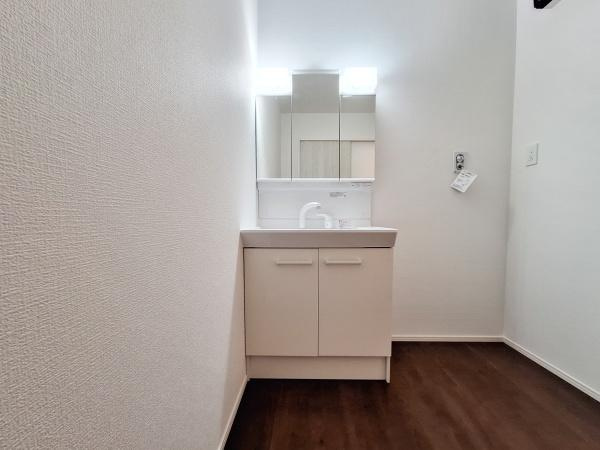 花高松2丁目1期1号棟の和室|明るい日差しが差し込む和室スペースです。引き戸で仕切られているため使い勝手が良いです。押入れ収納も備わり空間をスッキリと保てます。フローリングとのコントラストも魅力です。