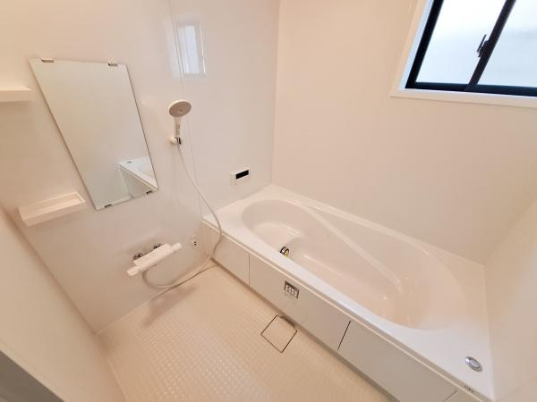 花高松2丁目1期1号棟の和室|シンプルなデザインが特徴の和室です。押し入れ収納が備わっており使い勝手に優れています。明るい色合いの畳が印象的で空間がすっきりと見えます。窓からの光で室内が明るく保たれます。