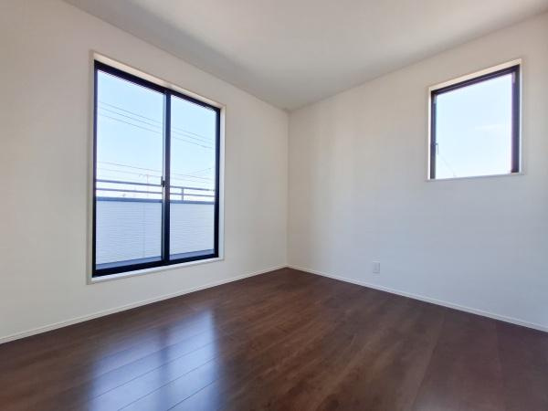 花高松2丁目1期1号棟の和室|二箇所の収納スペースが備わっていて使い勝手が良い和室です。明るい窓から自然な光が入り室内がすっきりとした印象です。シンプルなデザインで様々な用途に対応できる空間です。