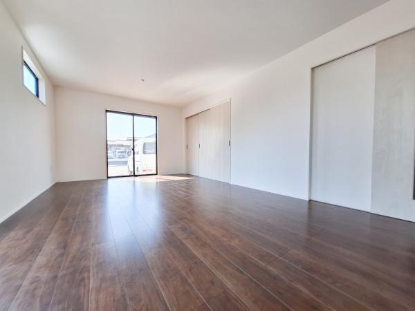 花高松2丁目1期1号棟の居間・リビング|大きな窓からたっぷりと自然光が差し込むリビングです。明るく開放感のある空間となっています。シンプルな内装で自由にアレンジが可能です。フローリングが落ち着いた雰囲気を演出しています。