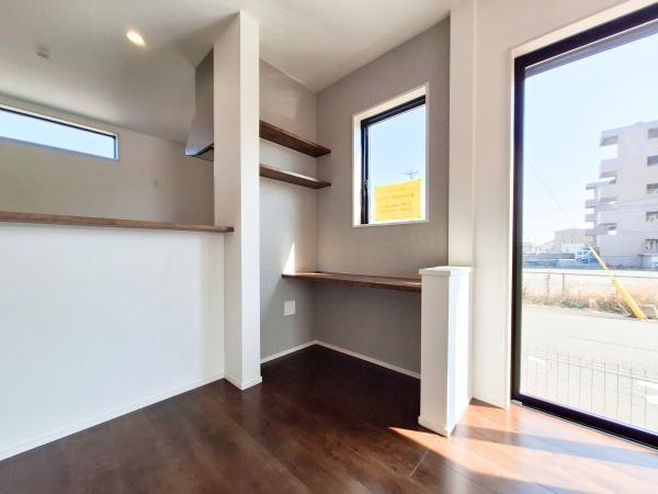 花高松2丁目1期1号棟のキッチン|使いやすさを重視したキッチンです。清潔感を感じるカラーで統一されています。収納スペースも豊富ですっきりとした印象です。ガスコンロやシンクも配置されています。