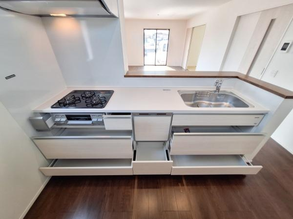 花高松2丁目1期1号棟のキッチン|シンプルなデザインのガスコンロが設置されています。フラットな天板で清掃もスムーズに行えます。三口タイプで調理の幅も広がります。キッチン空間がすっきりと仕上がっています。