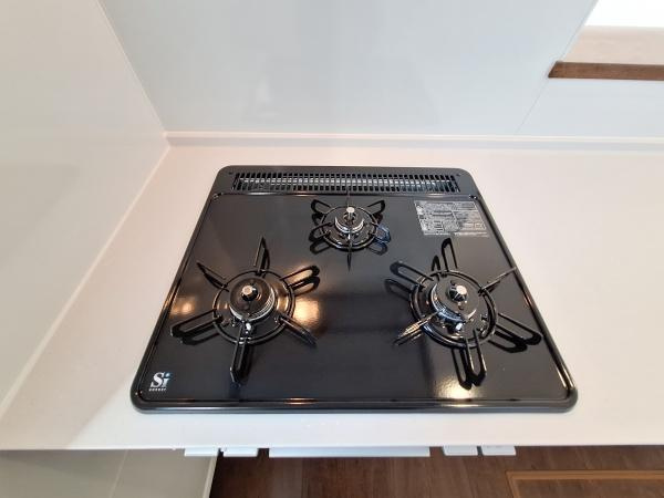 花高松2丁目1期1号棟の独立洗面台|洗面台が壁にぴったりと配置されていて空間を広く感じられます。照明がしっかり当たるため明るさも十分です。床材の落ち着いた色合いが清潔感を引き立てます。