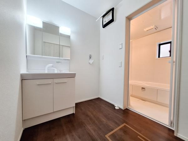 花高松2丁目1期1号棟の浴室|採光性のある窓付きのバスルームです。清潔感のある白を基調とした内装が印象的です。広々とした浴槽で快適な時間を過ごせます。シンプルなデザインが空間をすっきりと見せています。