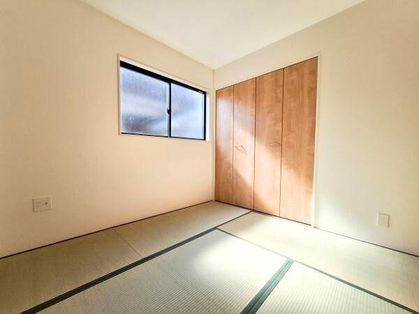 大字佐野1期3号棟の和室|シンプルなデザインの和室です。自然光が差し込む窓があり開放的な空間です。収納スペースも備わっており機能性があります。