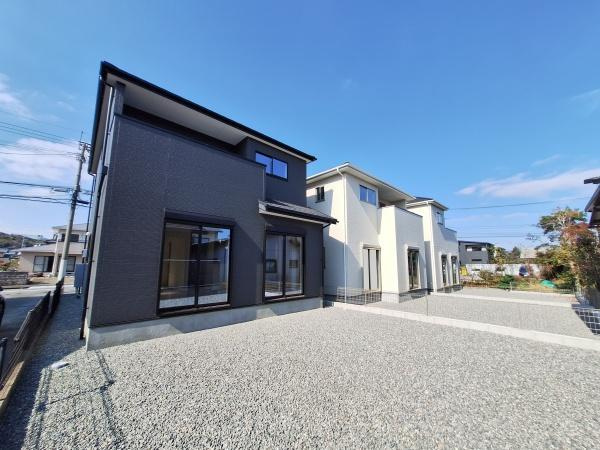 大字佐野1期3号棟の庭|広々とした庭が特徴的な物件です。シンプルな外観と開放感のある空間が魅力です。日当たりも良好で明るさを確保できます。さまざまな活用方法が可能な庭スペースです。住まいの外観がすっきりとした印象を与えます。