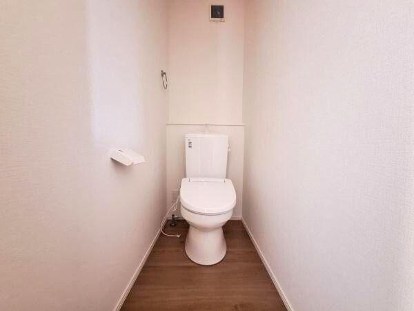 大字佐野1期3号棟のトイレ|シンプルなデザインのトイレ空間です。壁と床のカラーが調和した落ち着いた印象です。換気設備も備わった使いやすい仕様です。
