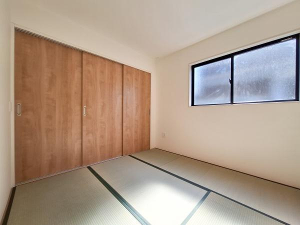 大字佐野1期3号棟の和室|明るい光が差し込む和室です。シンプルな内装で使いやすい空間です。押入れ収納も広く整理整頓がしやすい設計です。窓からの採光が室内をすっきりと見せます。