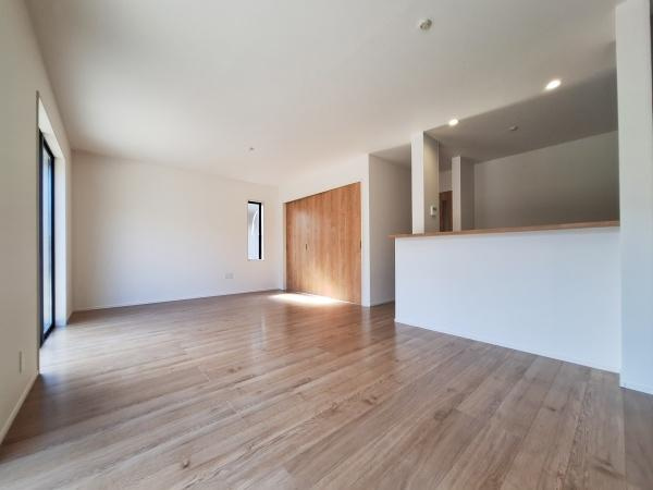 大字佐野1期3号棟の居間・リビング|リビングは広々とした空間で開放感があります。ナチュラルなフローリングが明るい印象を与えます。大きな窓から自然光が差し込み室内が明るくなっています。