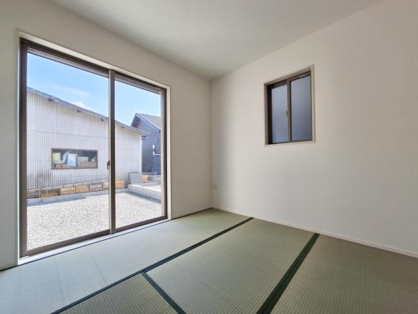 大字佐野1期2号棟の和室|大きな窓から光が差し込む和室です。畳の上でゆったりと過ごせる空間となっております。窓からは外の景色も楽しめ開放感があります。
