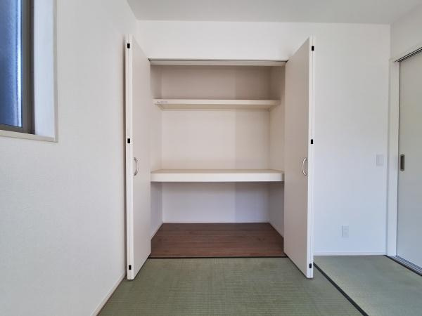大字佐野1期2号棟の和室|シンプルなデザインの収納が印象的な和室です。畳の落ち着いた雰囲気が特徴となっています。白を基調とした内装で明るさが感じられます。余計な装飾がないため使い勝手が良い空間です。