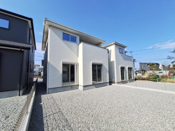 大字佐野1期2号棟の庭|広々とした庭スペースが確保されておりさまざまな使い方が可能です。採光の良い外観とゆとりある敷地が特徴です。シンプルなデザインでメンテナンスもしやすい庭です。