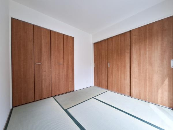 大字佐野1期1号棟の和室|ナチュラルな木目調の建具が印象的な和室です。シンプルな空間が幅広いインテリアに対応します。たっぷり収納できるクローゼットも設置されています。採光もあり明るさが感じられます。