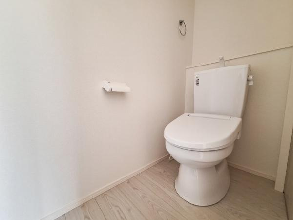 星和台2丁目1期1号棟のトイレ|清潔感のあるトイレ空間です。シンプルなデザインで落ち着いた印象を与えます。壁や床も明るい色合いで開放的な雰囲気が感じられます。ペーパーホルダーやタオル掛けが使いやすい位置に配置されています。