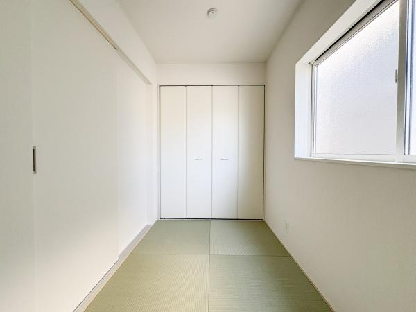 松が丘第1-2号棟の和室|窓からの光が差し込む明るい和室です。清潔感のある白で統一された内装が印象的です。収納スペースも備えています。畳の上で落ち着いた時間を過ごせます。引き戸でお部屋の使い勝手も良好です。