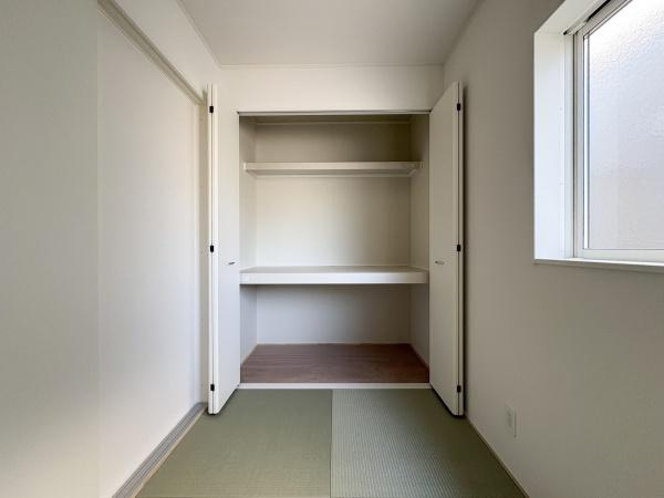 松が丘第1-2号棟の収納|開放感のある収納スペースが設けられており出し入れしやすい設計です。棚やハンガーパイプも備え付けられており整理整頓に便利です。和室と調和した収納で室内がすっきり保てます。