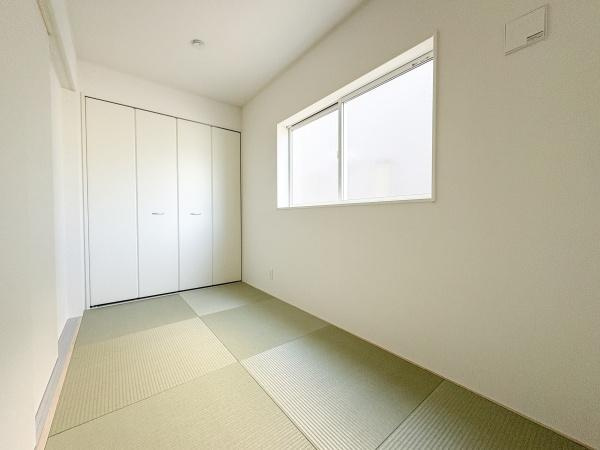 松が丘第1-2号棟の和室|淡い色合いの畳が敷かれた和室です。大きな窓から自然光が入り明るさを感じられます。壁面収納が整い空間をすっきり使えます。シンプルな内装が落ち着いた印象を与えます。清潔感のある仕上がりです。