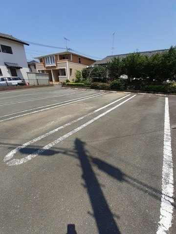 アールフォーレの駐車場|駐車場があるので、車を買う予定の方も安心です