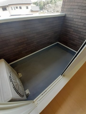 ビジュ・リアンＡのバルコニー|外からの目が気にならないバルコニーで洗濯物が干せます