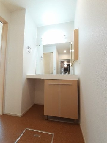 ビジュ・リアンＡの洗面所|ゆったりとスペースのある洗面所