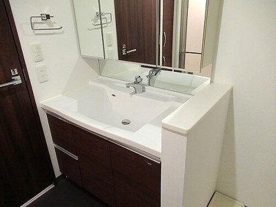【洗面所】 | ライオンズ赤坂セントマークス | ３面鏡付洗面化粧台※前回募集時の写真２０２１年１月撮影