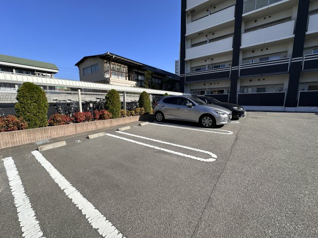 クレール姫路の駐車場