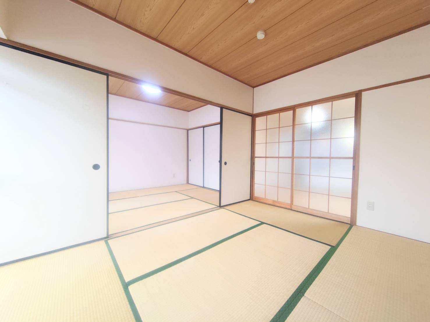 メゾン政喜Ⅲの和室|和室の畳はご希望により、「選べる畳カーペット」を上に敷いてのお引渡しが可能です♪
商品・色については別途お問い合わせをお願いいたします。