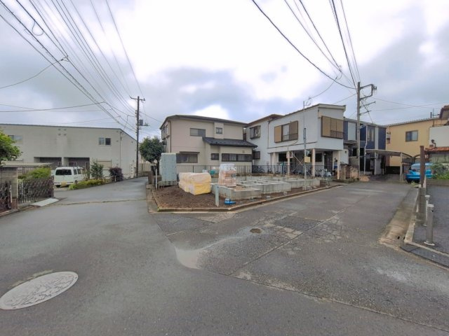 ふじみ野市苗間の新築一戸建の前面道路含む現地写真|角地につき陽当り・通風良好♪
コンビニが徒歩2分で何かと便利です。