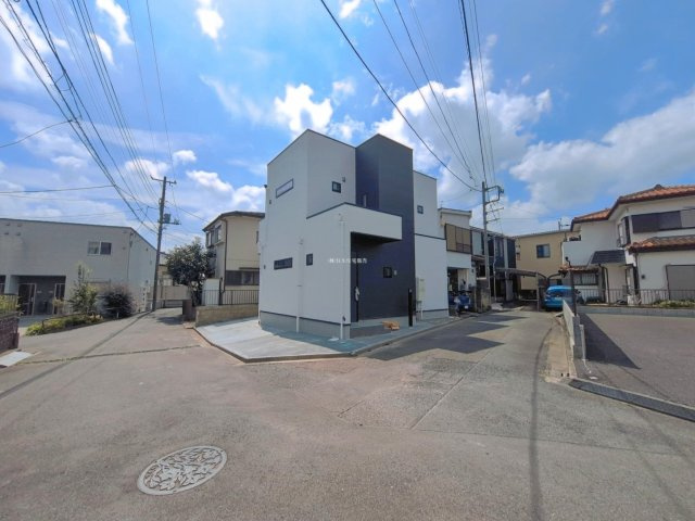 ふじみ野市苗間の新築一戸建の前面道路含む現地写真|角地につき陽当り・通風良好♪
コンビニが徒歩2分で何かと便利です。