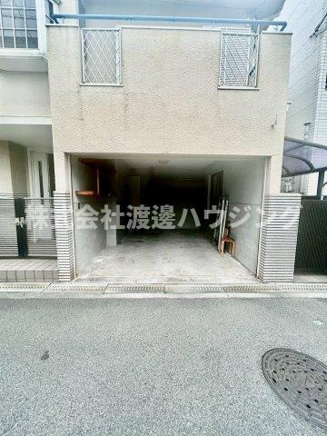 安立1丁目一戸建の駐車場|シャッター付き車庫